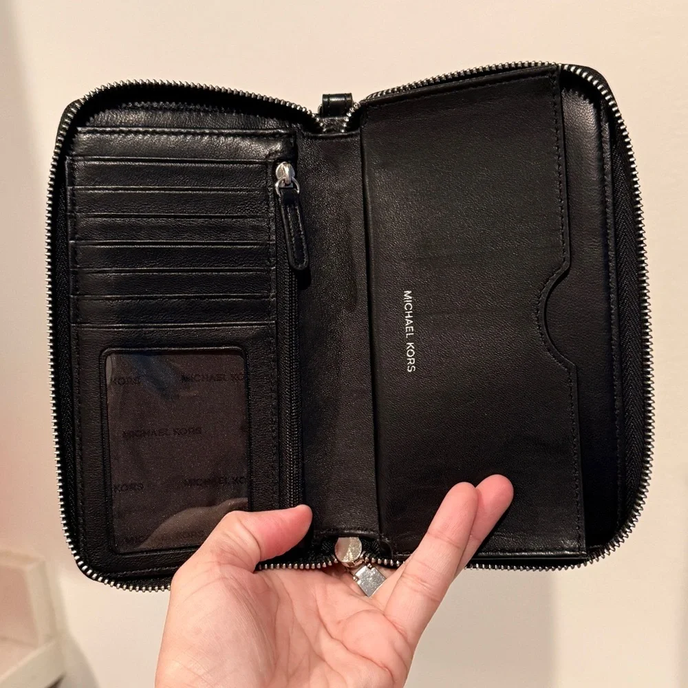 Michael Kors Black Diamond Quilted Leather Flat Smartphone Wristlet - Picture 3 of 5